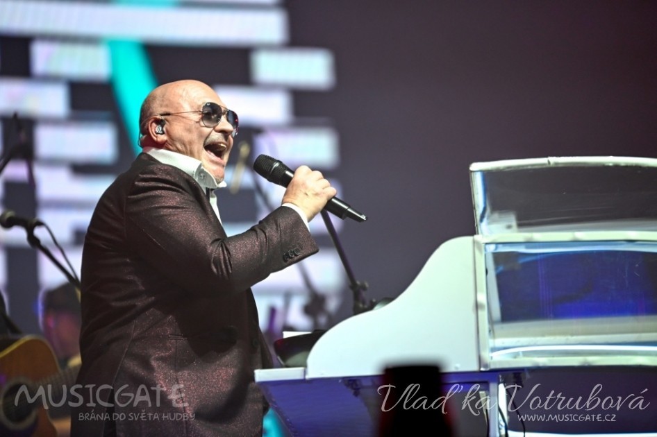 A aby to byl správný mejdan podle plánu, …