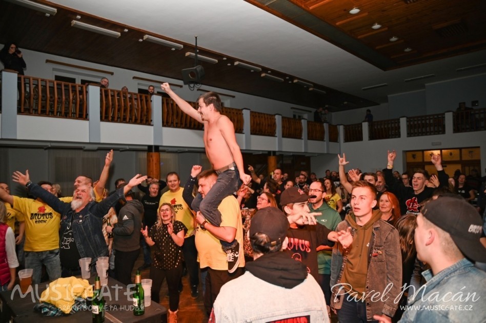 Vždyť Brutus píše historii českého bigbítu už …