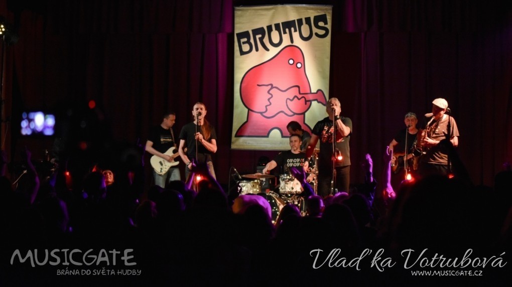 Proto neváhejme a nenechme si jeden …