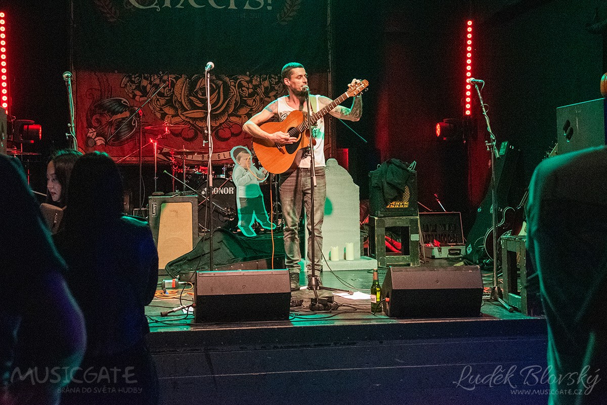 Písničkář AdolpHo Tramp