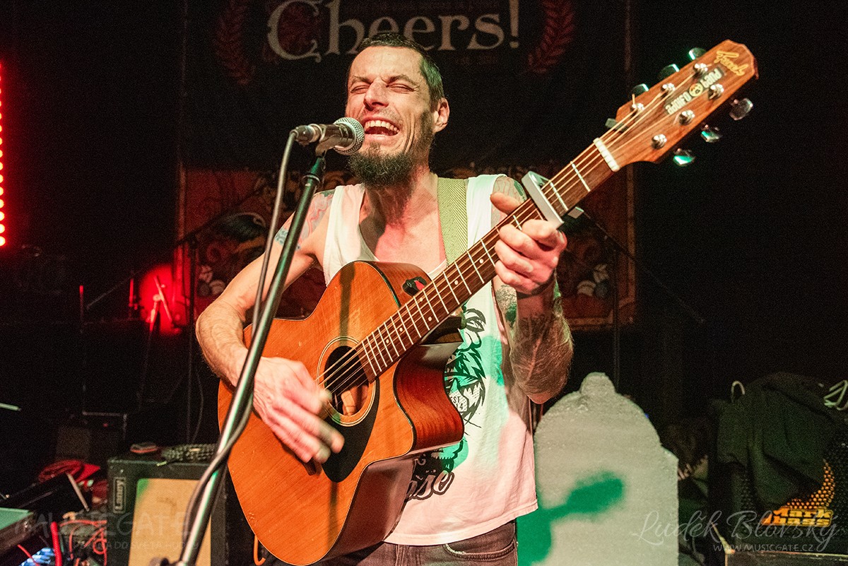 Písničkář AdolpHo Tramp