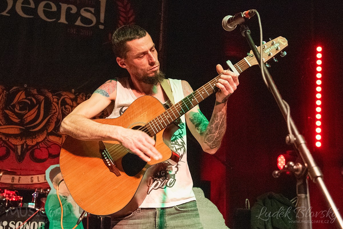 Písničkář AdolpHo Tramp