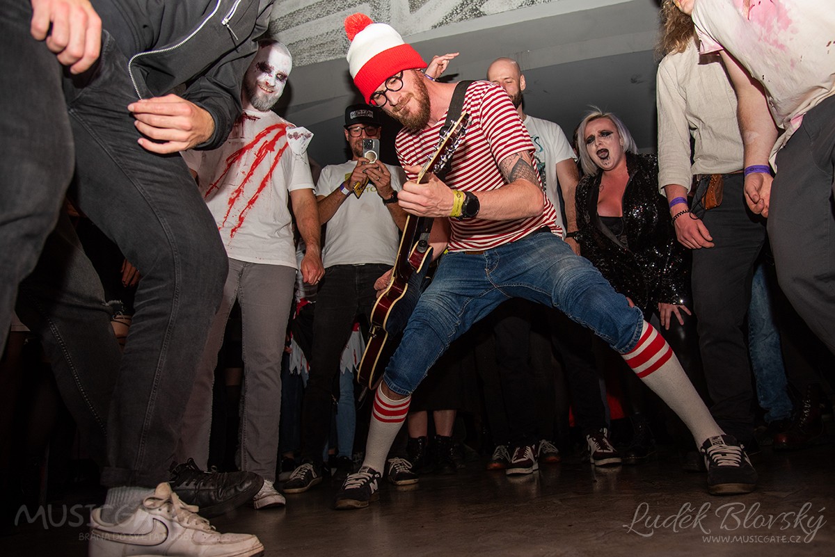 Zpívající kytarista mezi fans