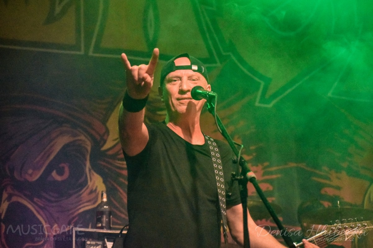 Hodiny ukazují dvacátou hodinu večerní a na …