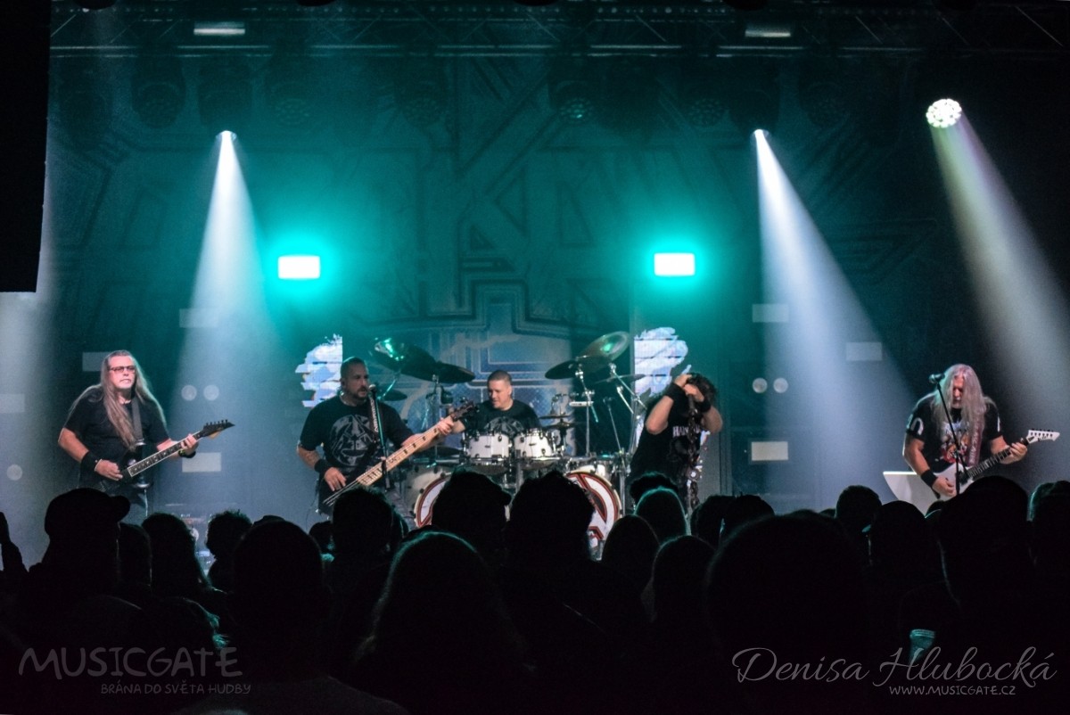 Přichází pár minut na odpočinek, další drink a …