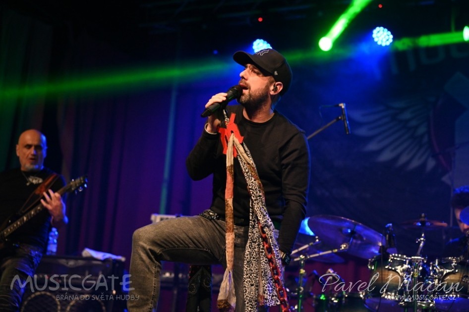 A kdo by čekal, že nás parta kolem živelného …