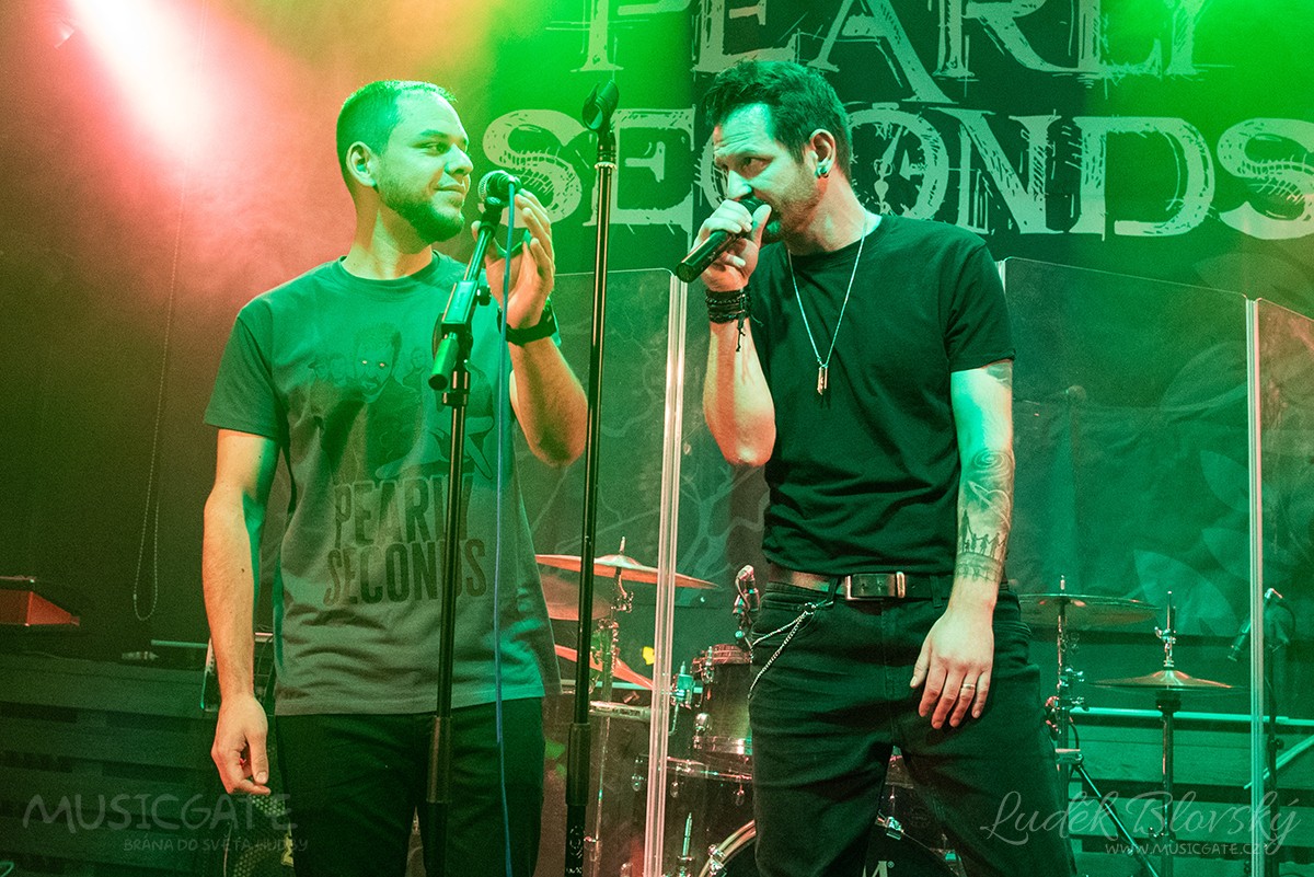 Kapela Pearly Seconds s hosty