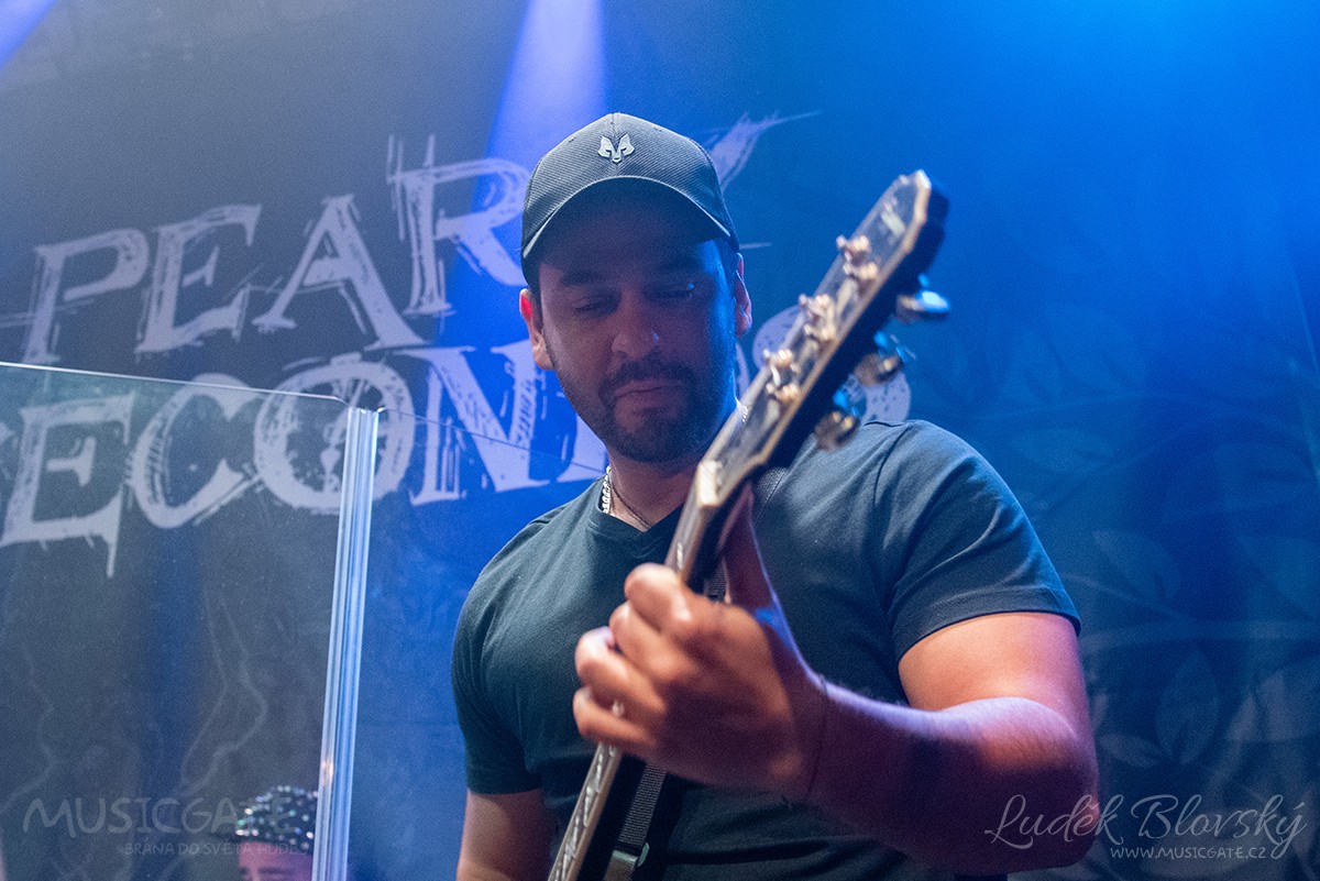 Kapela Pearly Seconds s hosty