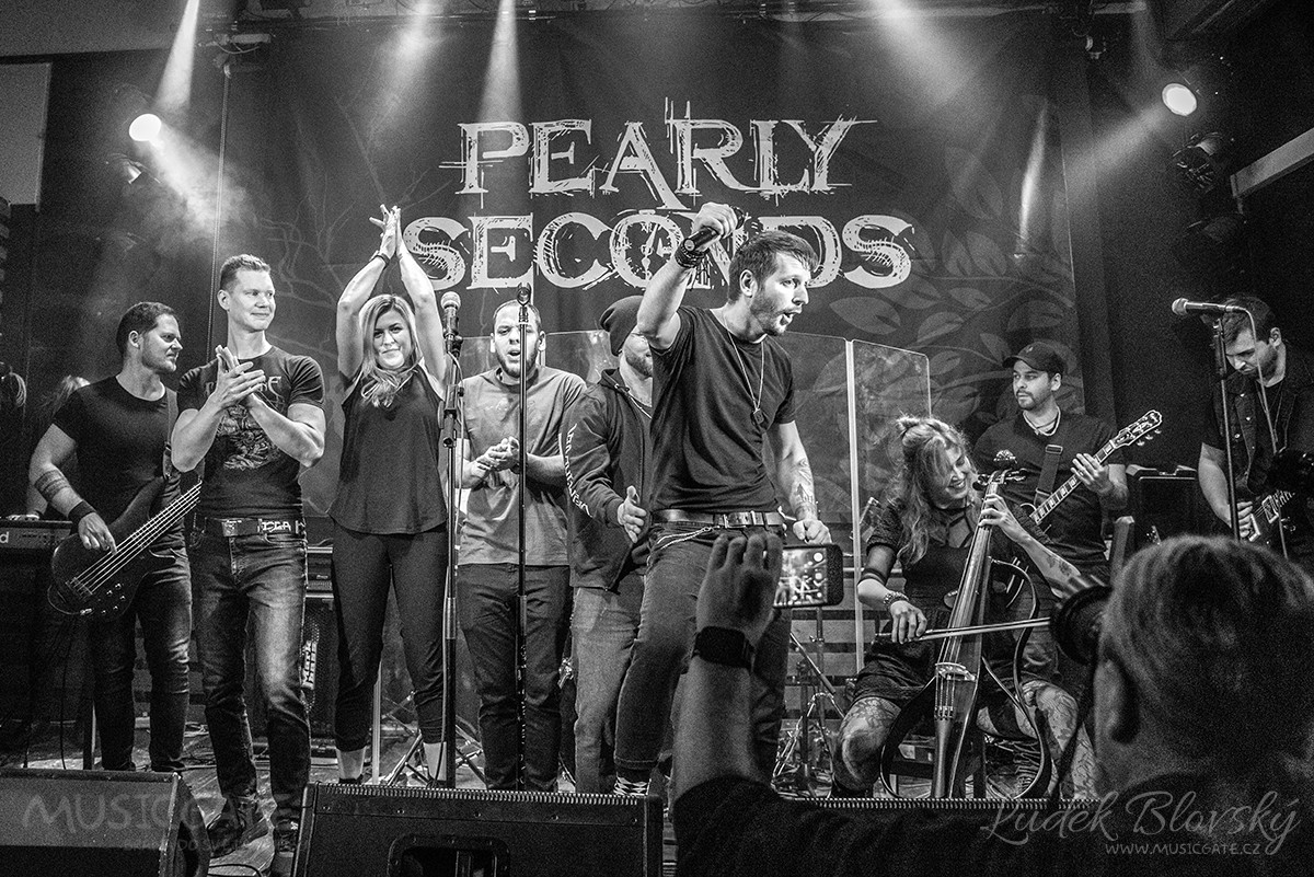 Kapela Pearly Seconds s hosty