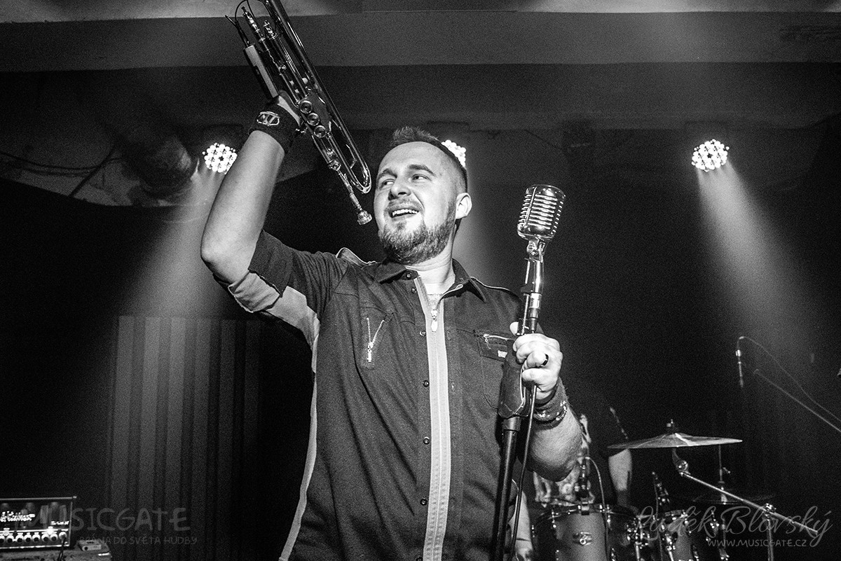 Kapela Nízká úroveň