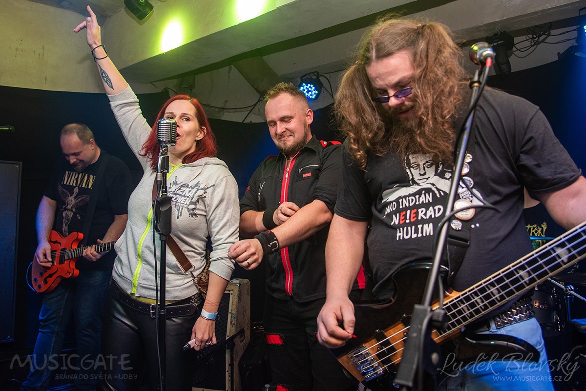 Kapela Nízká úroveň s manažerkou