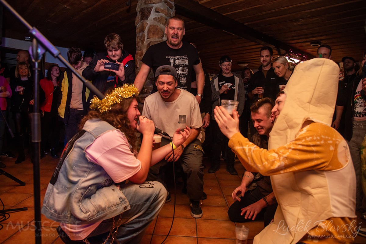 Z koncertu kapely Shadow of the Abyss