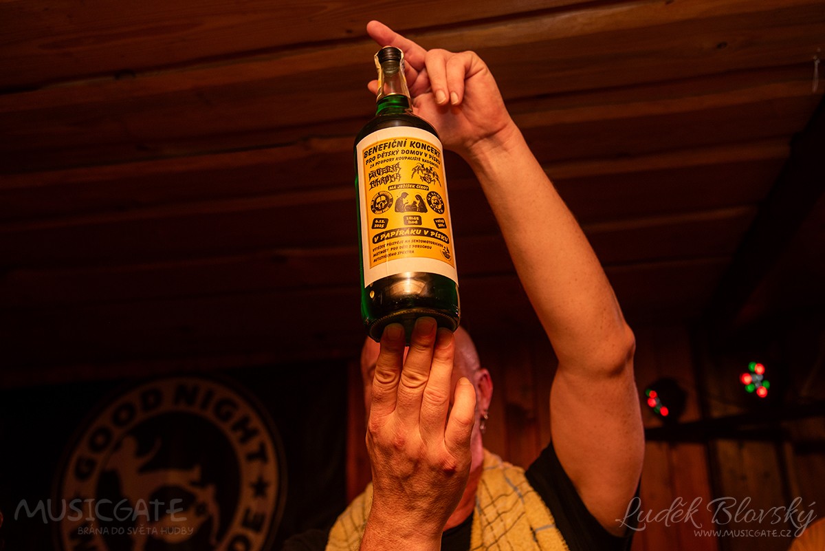 Dražba unikátní lahvičky s alkoholem…