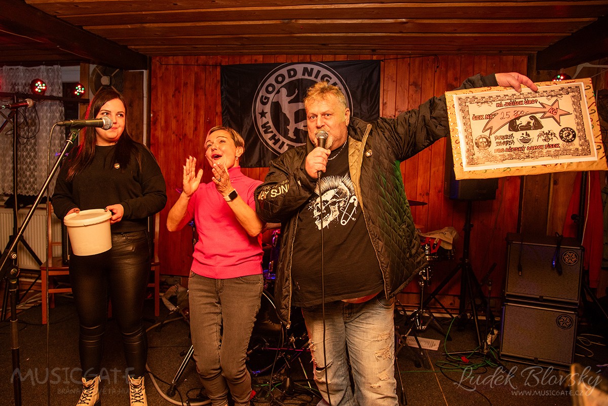 Předání šeku Dětskému domovu Písek…