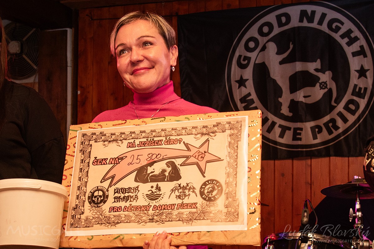 Předání šeku Dětskému domovu Písek…