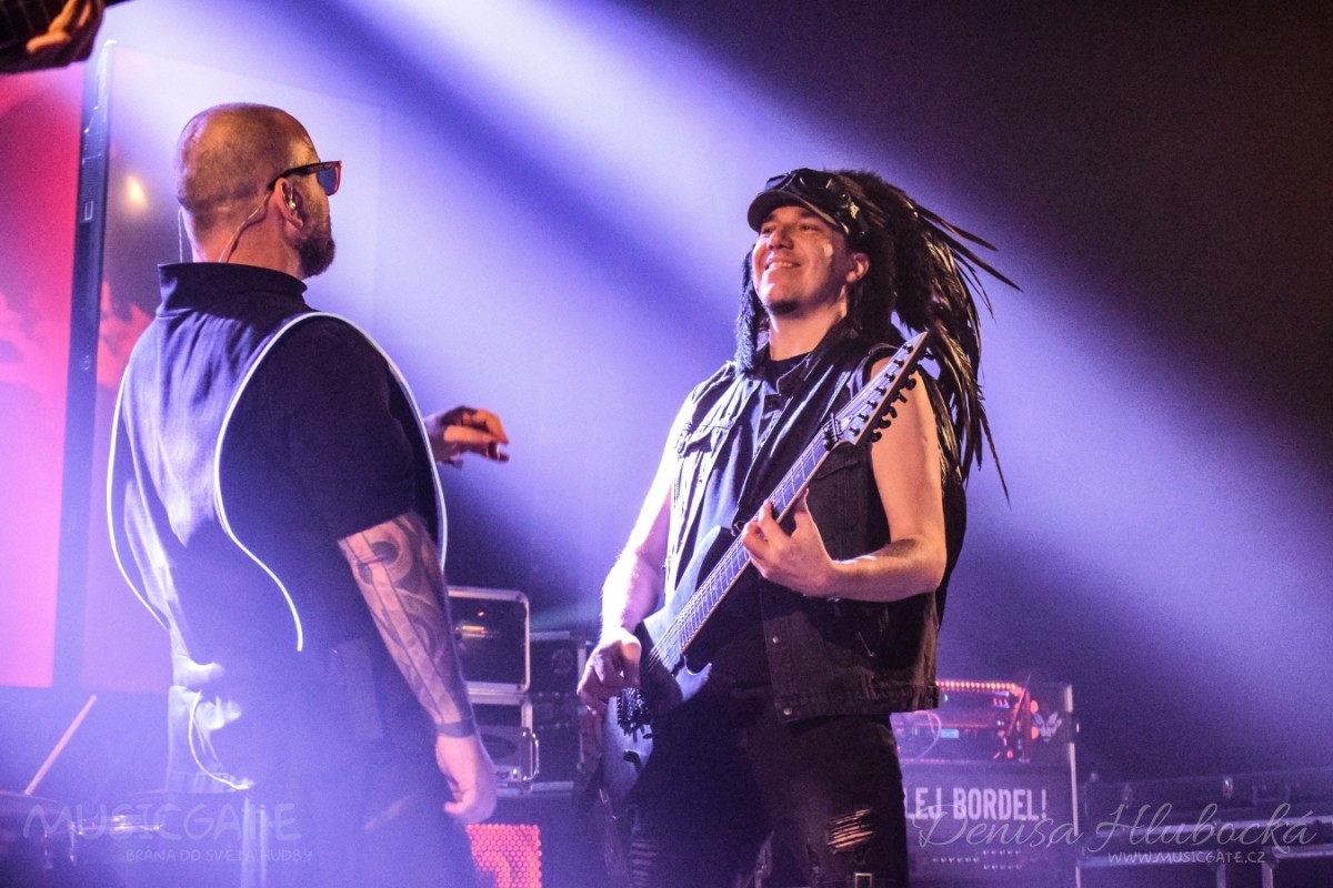 Kapela, která to celé odstarovala nese název &hellip;