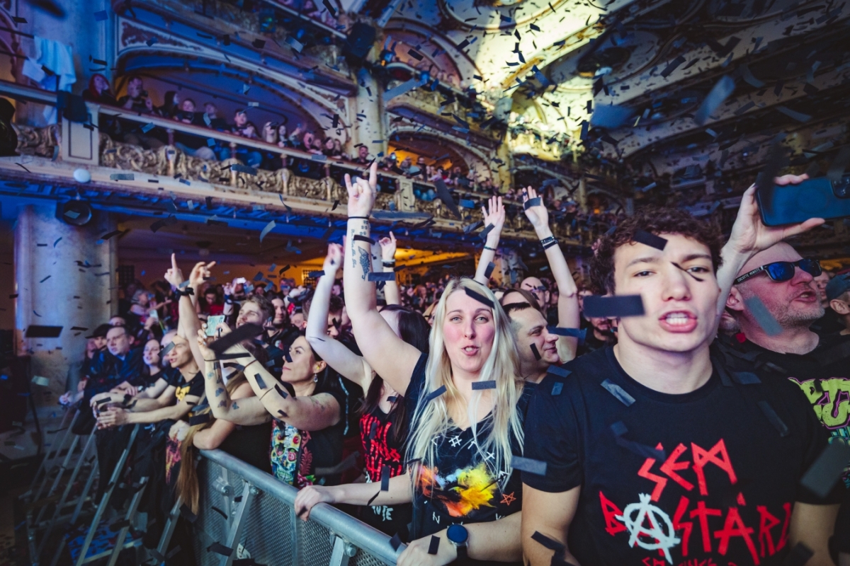 Krátce po osmé večerní se hladoví fanoušci …