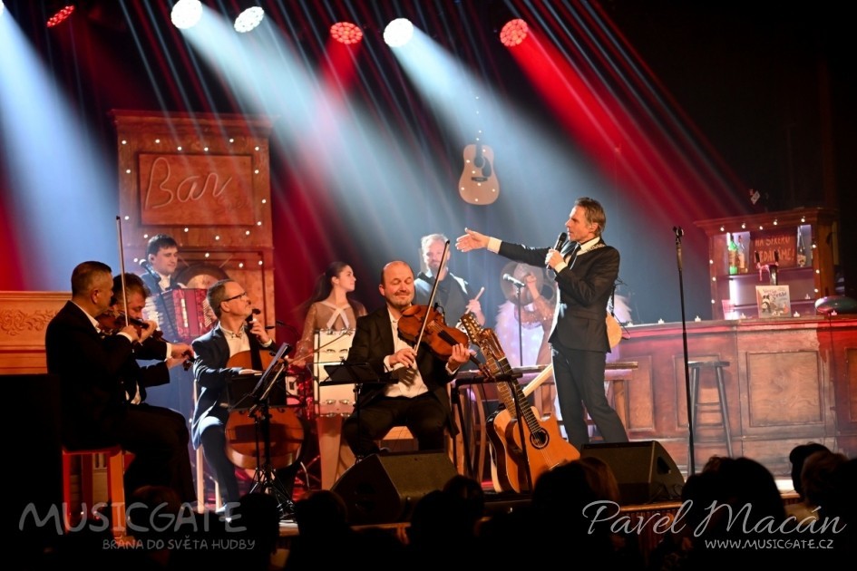 Za zvuku hlasitého potlesku čtvrteční set &hellip;