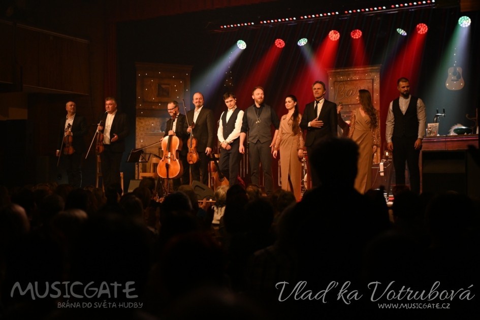 Roztleskaný sál nechtěl pustit Janka a spol z &hellip;