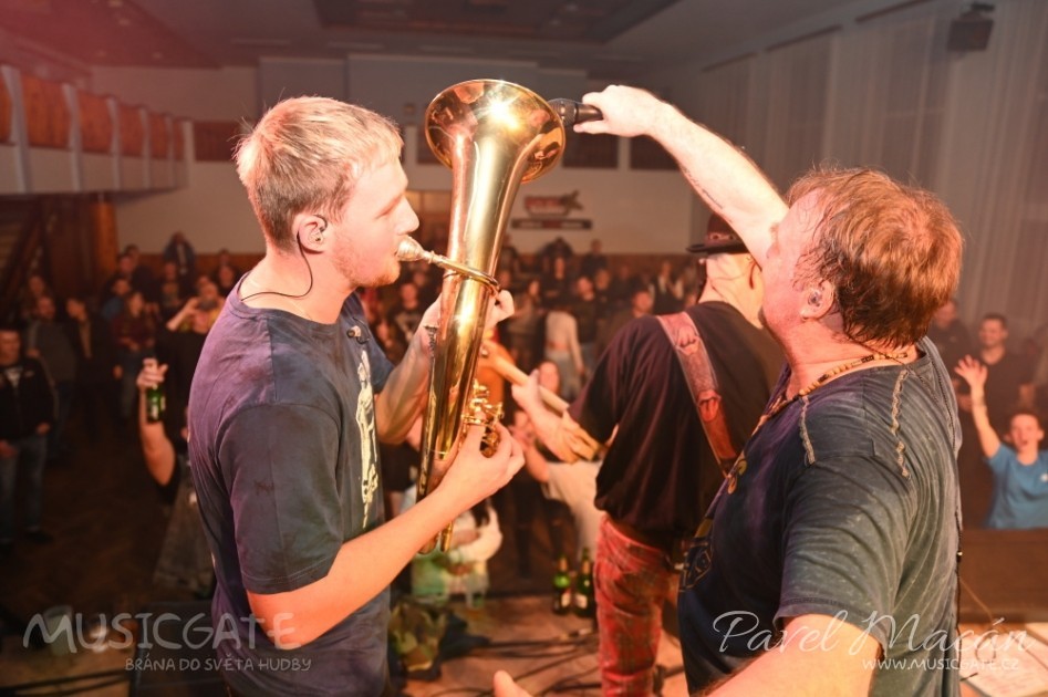 „Skořápky se svíčkou houpou se na vodě, možná &hellip;