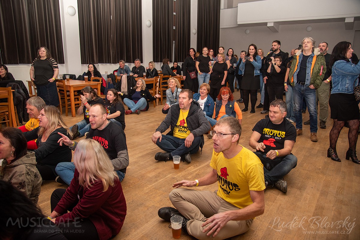 Z koncertu kapely Brutus - skladba Apache