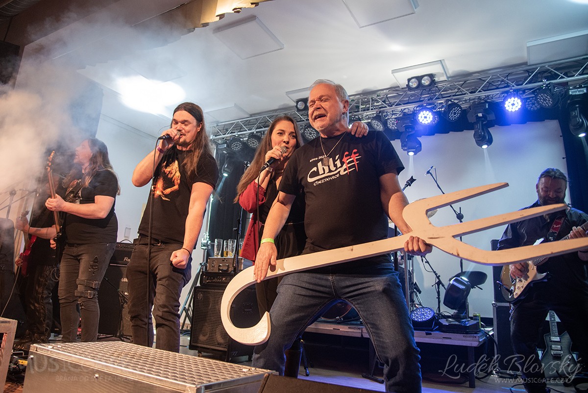 Kapela Chlíff s hostem