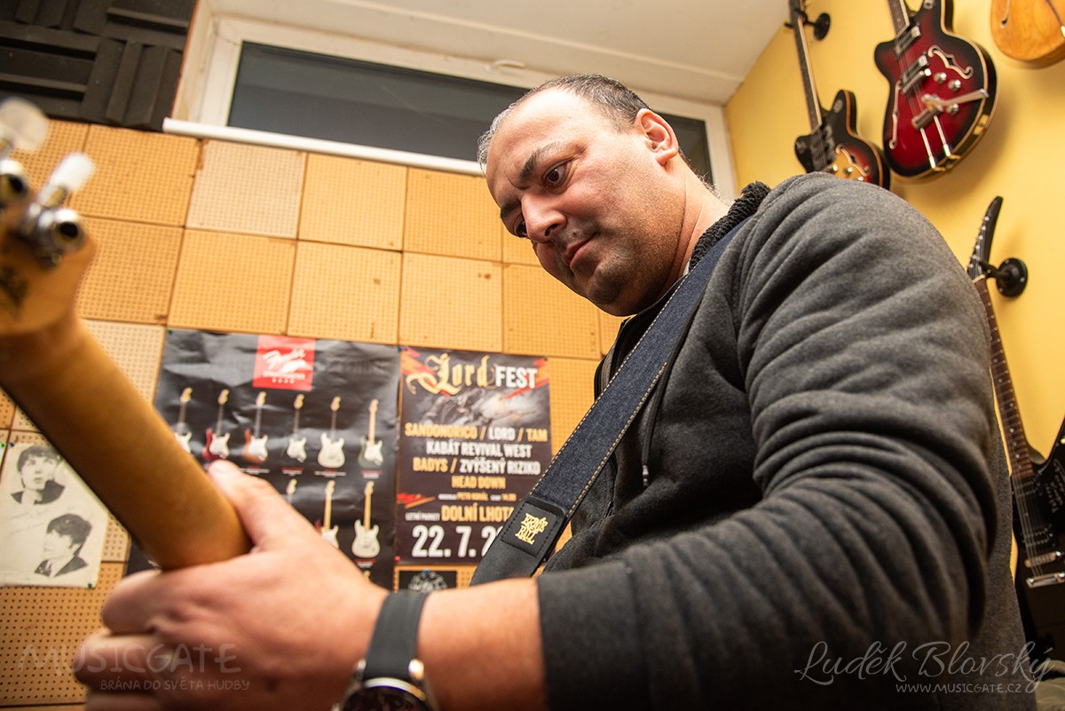 Kapela LORD - elektrická kytara, Láďa