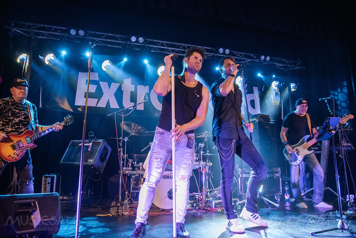 Kapela Extra Band revival s hosty