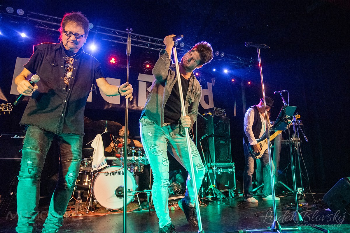 Kapela Extra Band revival s hosty