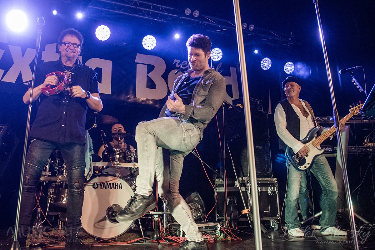 Kapela Extra Band revival s hosty
