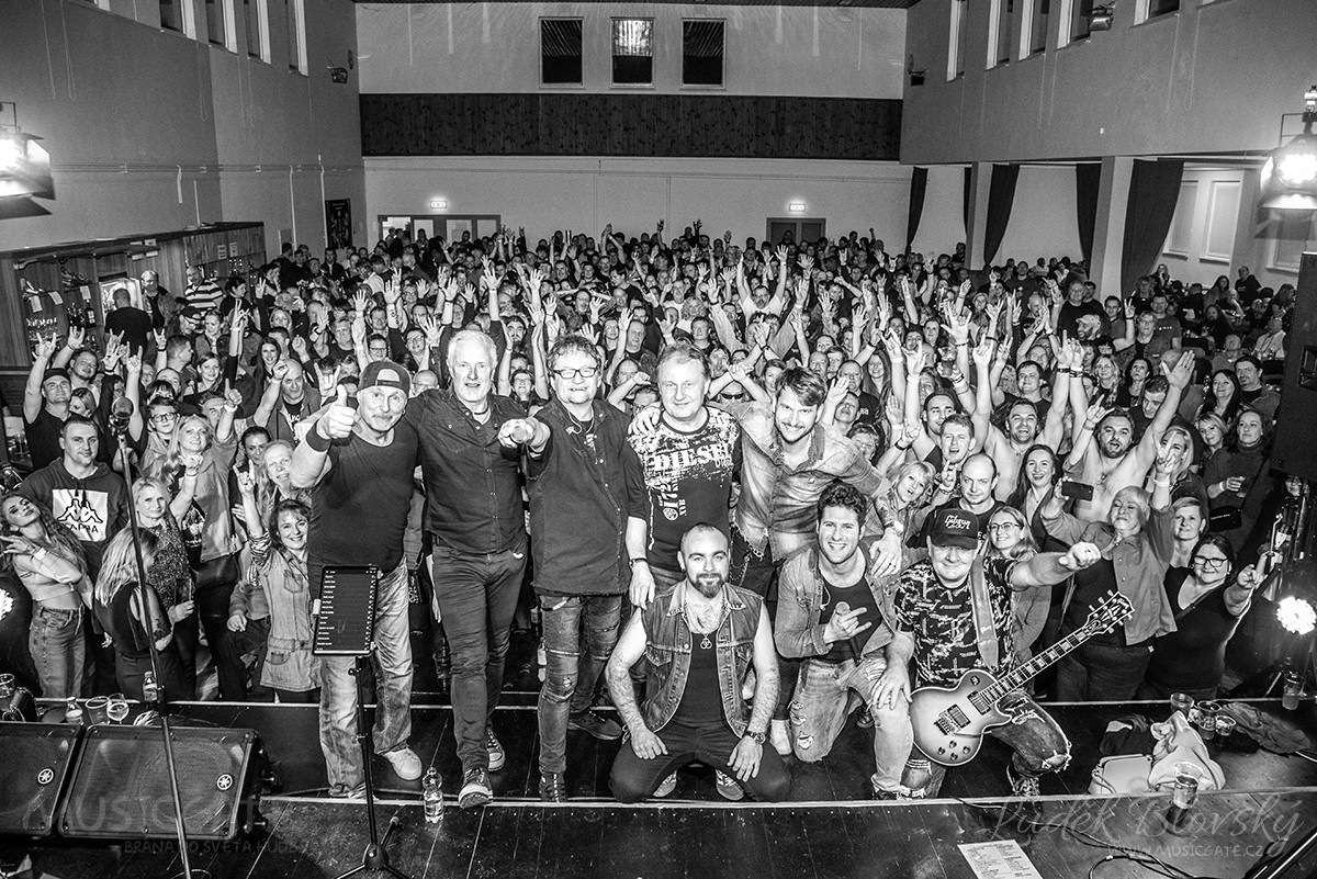 Kapela Extra Band revival s fans