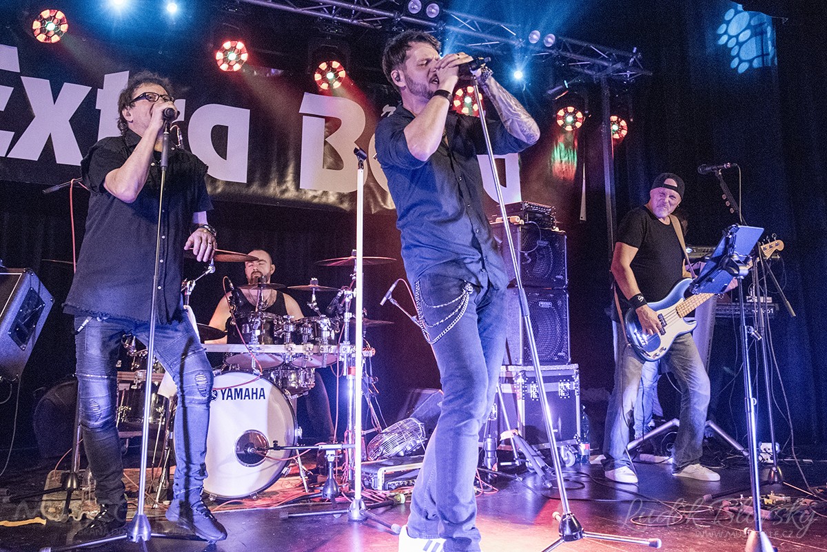 Kapela Extra Band revival s hosty