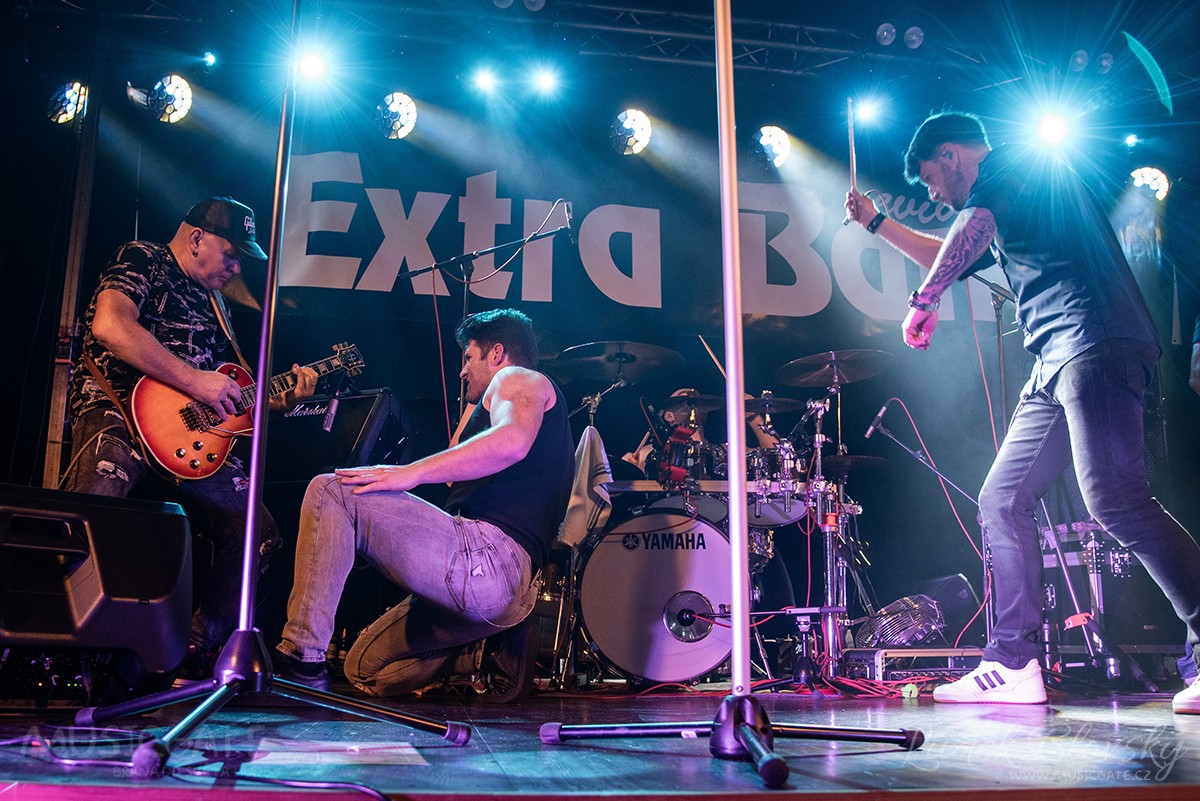 Kapela Extra Band revival s hosty