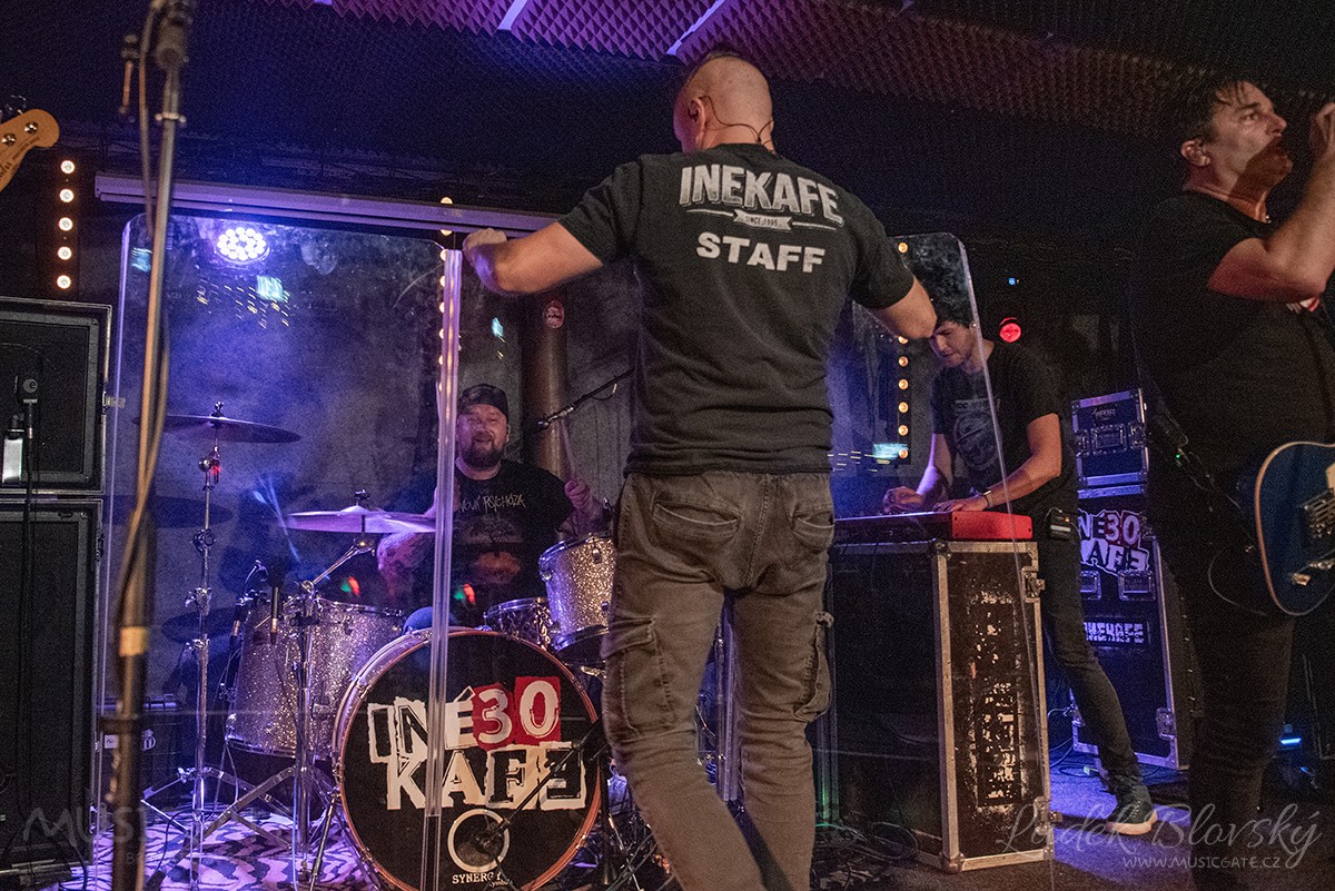 Kapela Inekafe - oprava plexiskla při koncertě