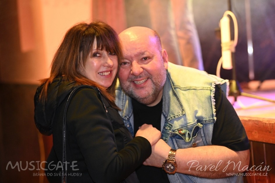 Elegie rock dlouze neotálely a sypaly do &hellip;