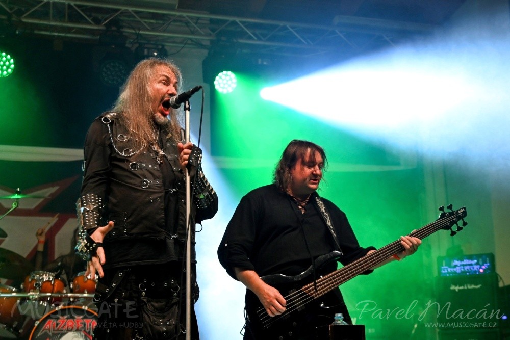 A i když to k nám kluci mají pořádný kus &hellip;