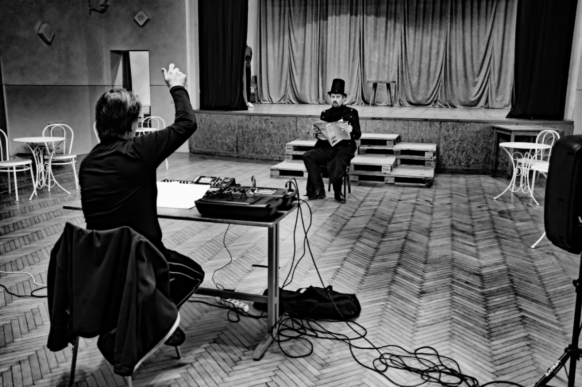 A o čem příběh pojednává? Děj se odehrává na &hellip;