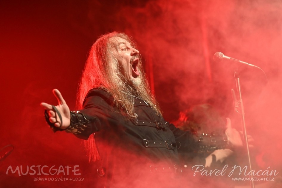 Sál plný známých, kteří se na tento koncert &hellip;