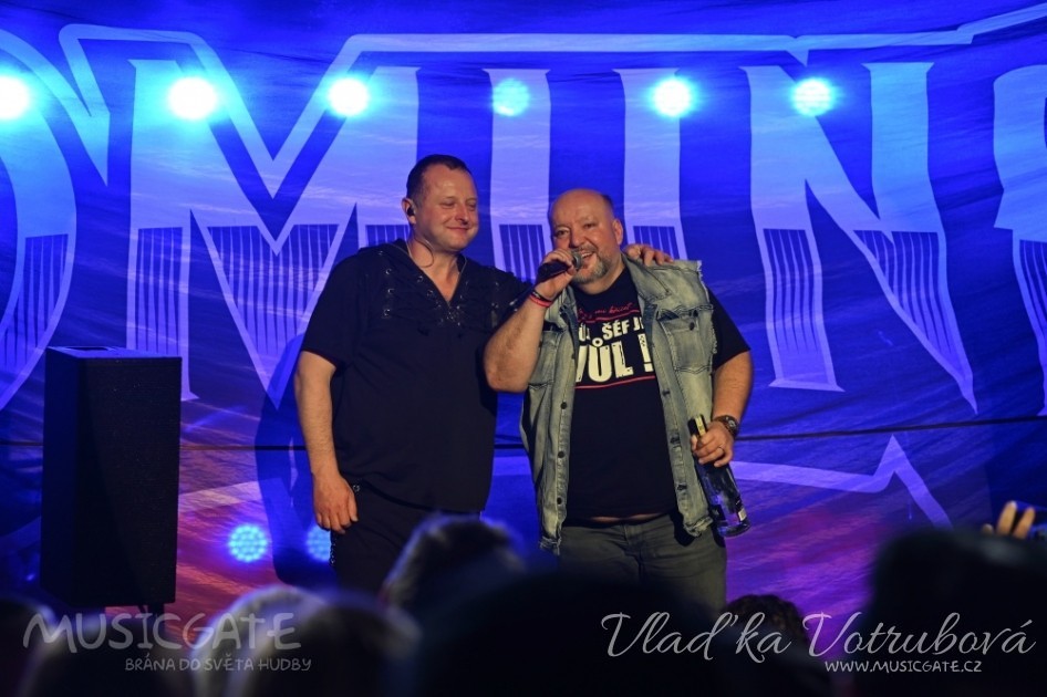 Za oponou s logem kapely proběhla blesková &hellip;