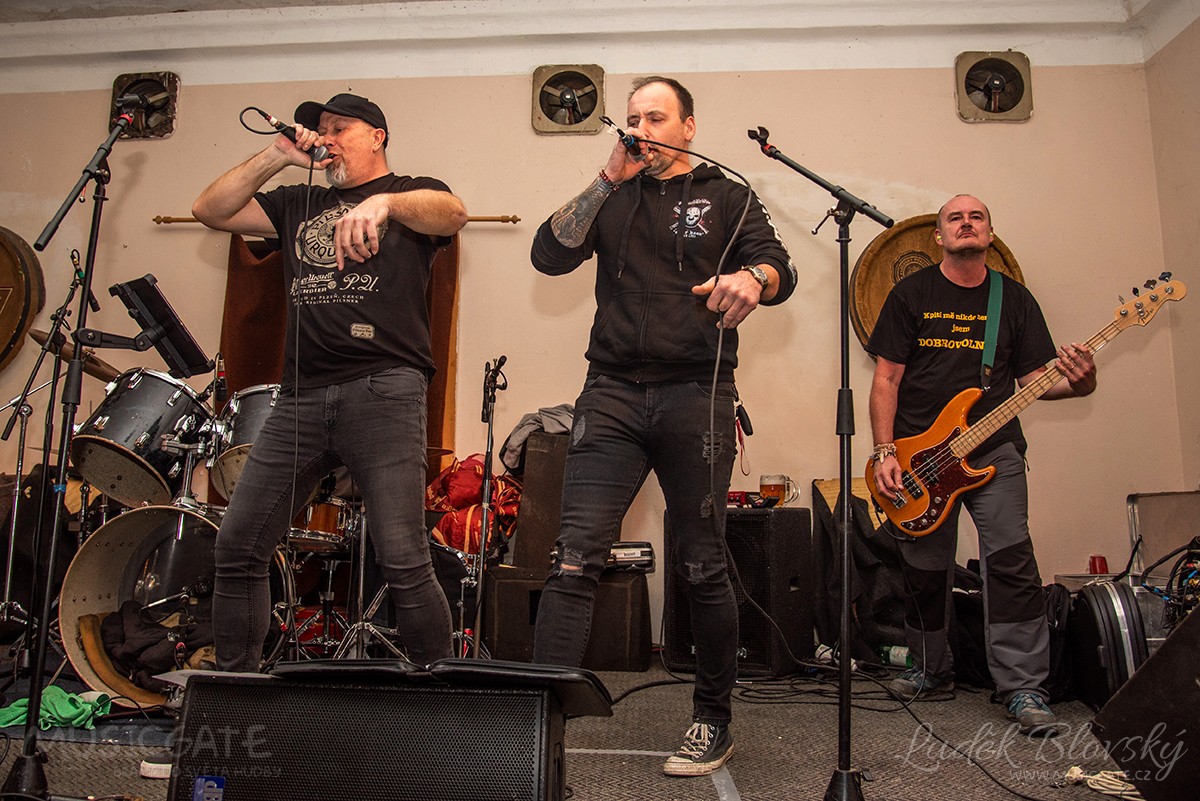 Kapela Antabus s hostem