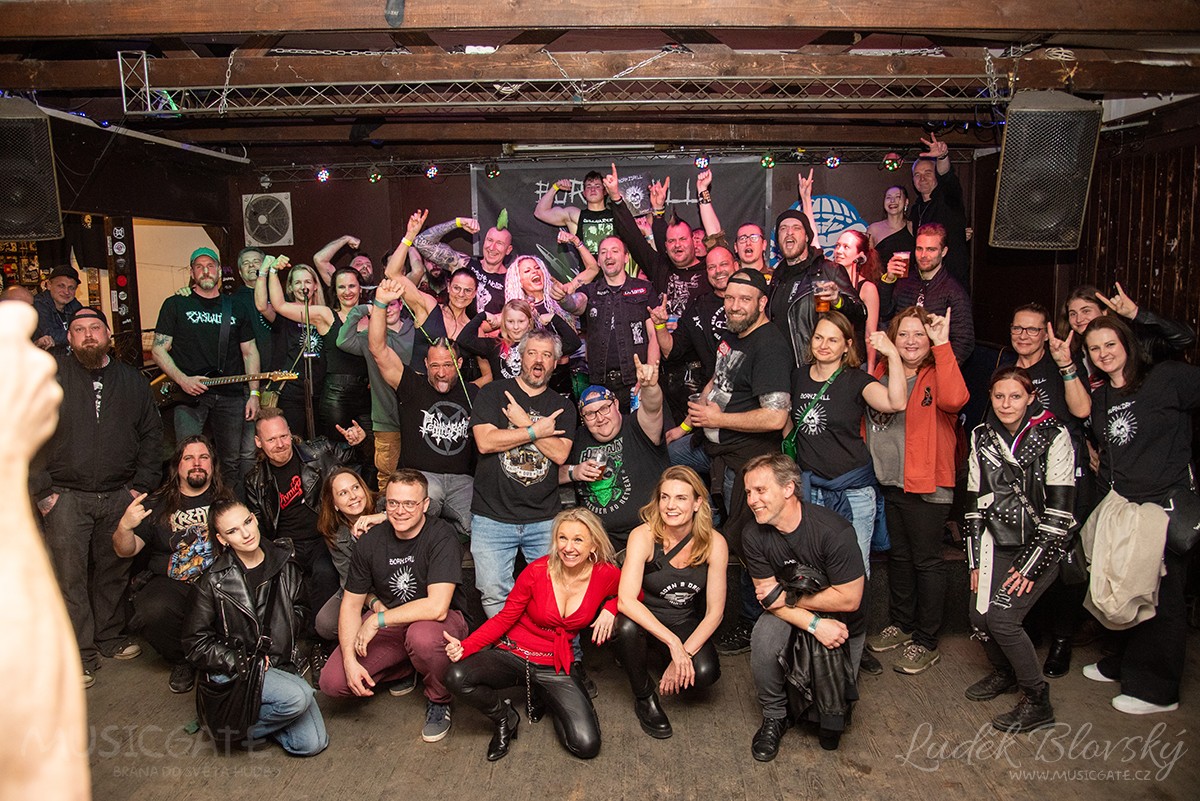 Kapela Born2Drill s fans