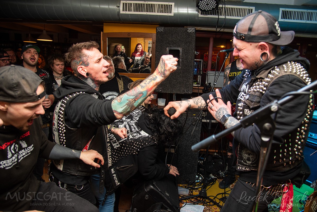 Kapela No More Hiroshima s hostem