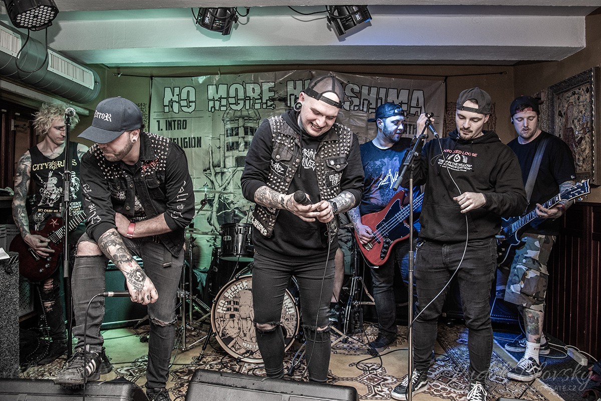 Kapela No More Hiroshima s hosty