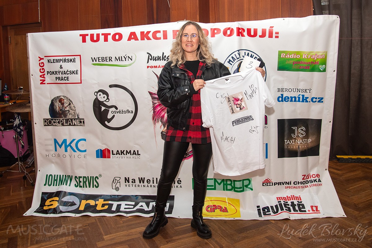 Dražba trička skupiny Primadonnas