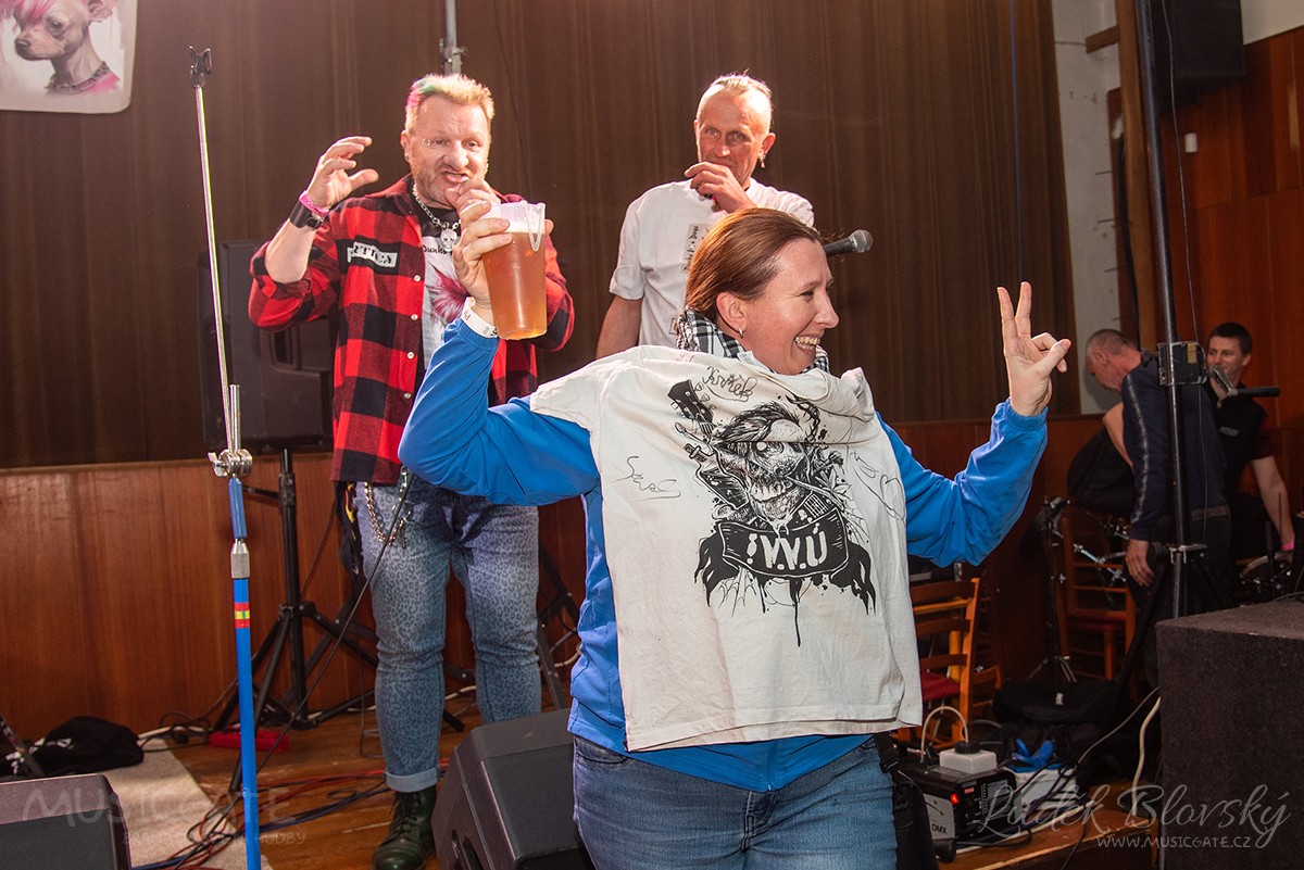 Dražba trička skupiny !V.V.Ú.