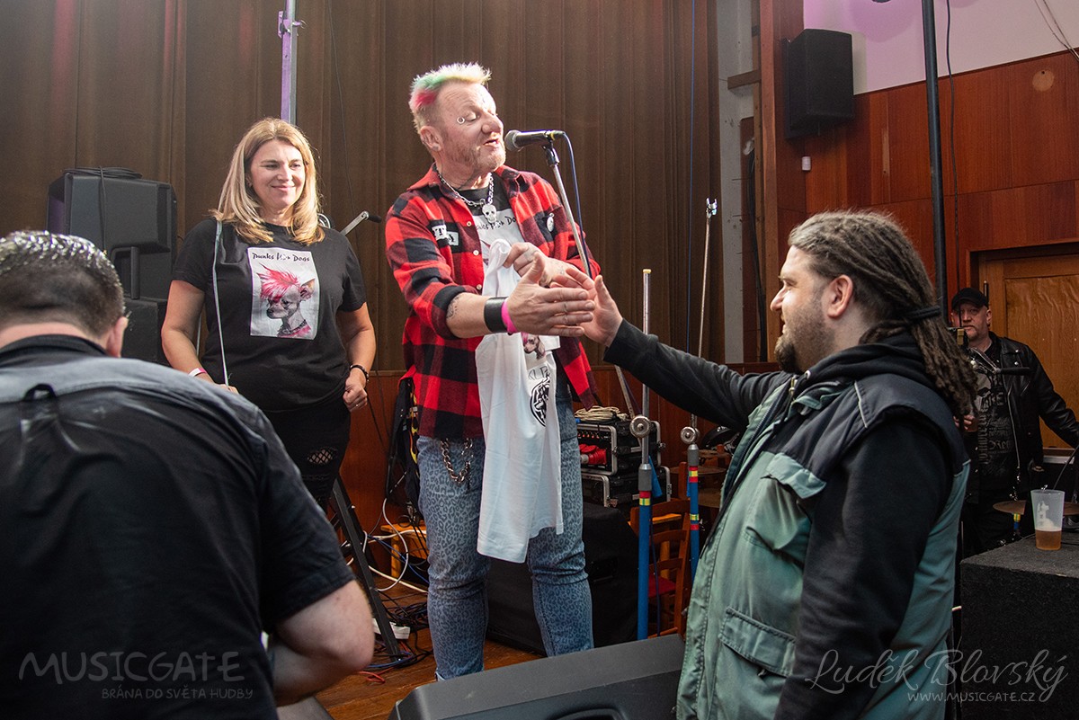 Dražba trička skupiny Cerberos