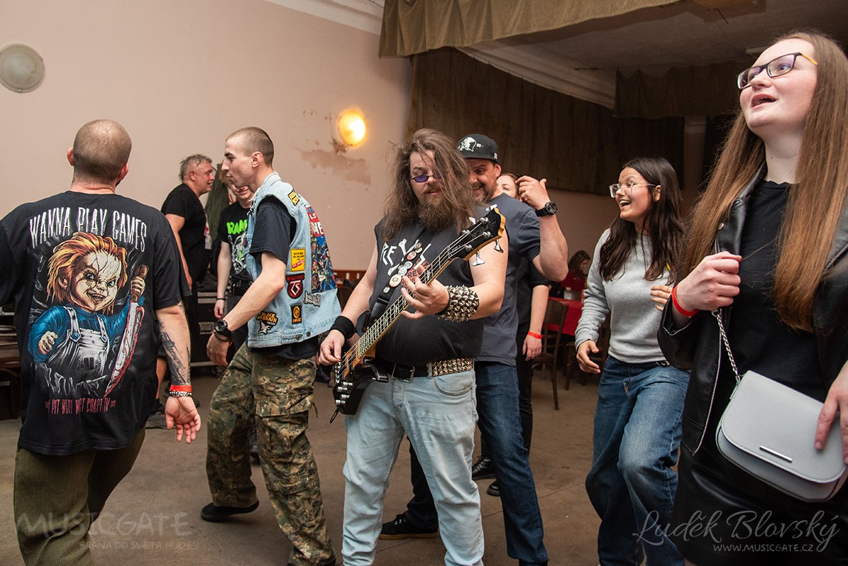 Z koncertu kapely Nízká úroveň