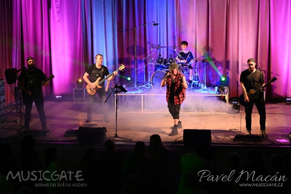 Z pohledů do spokojeného davu bylo znát, že si &hellip;