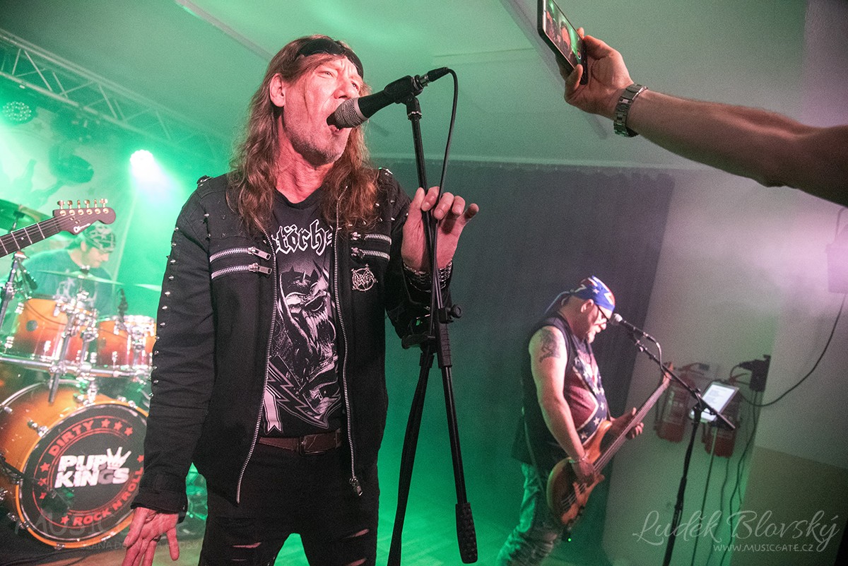 Kapela Pub Kings s hostem