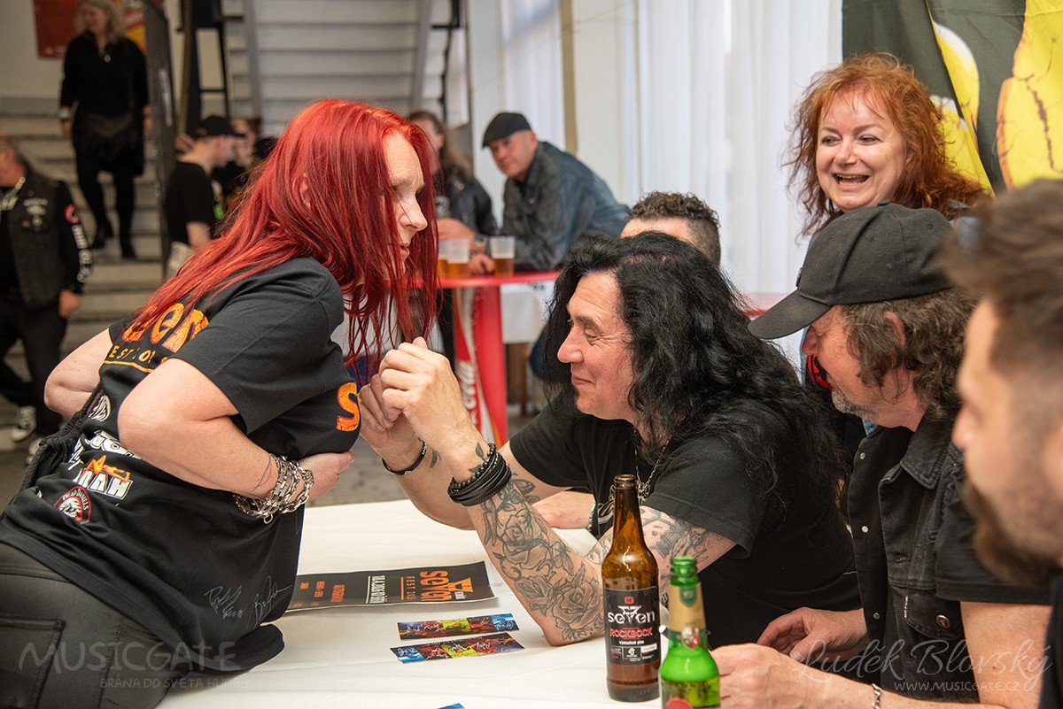 Autogramiáda skupiny Seven